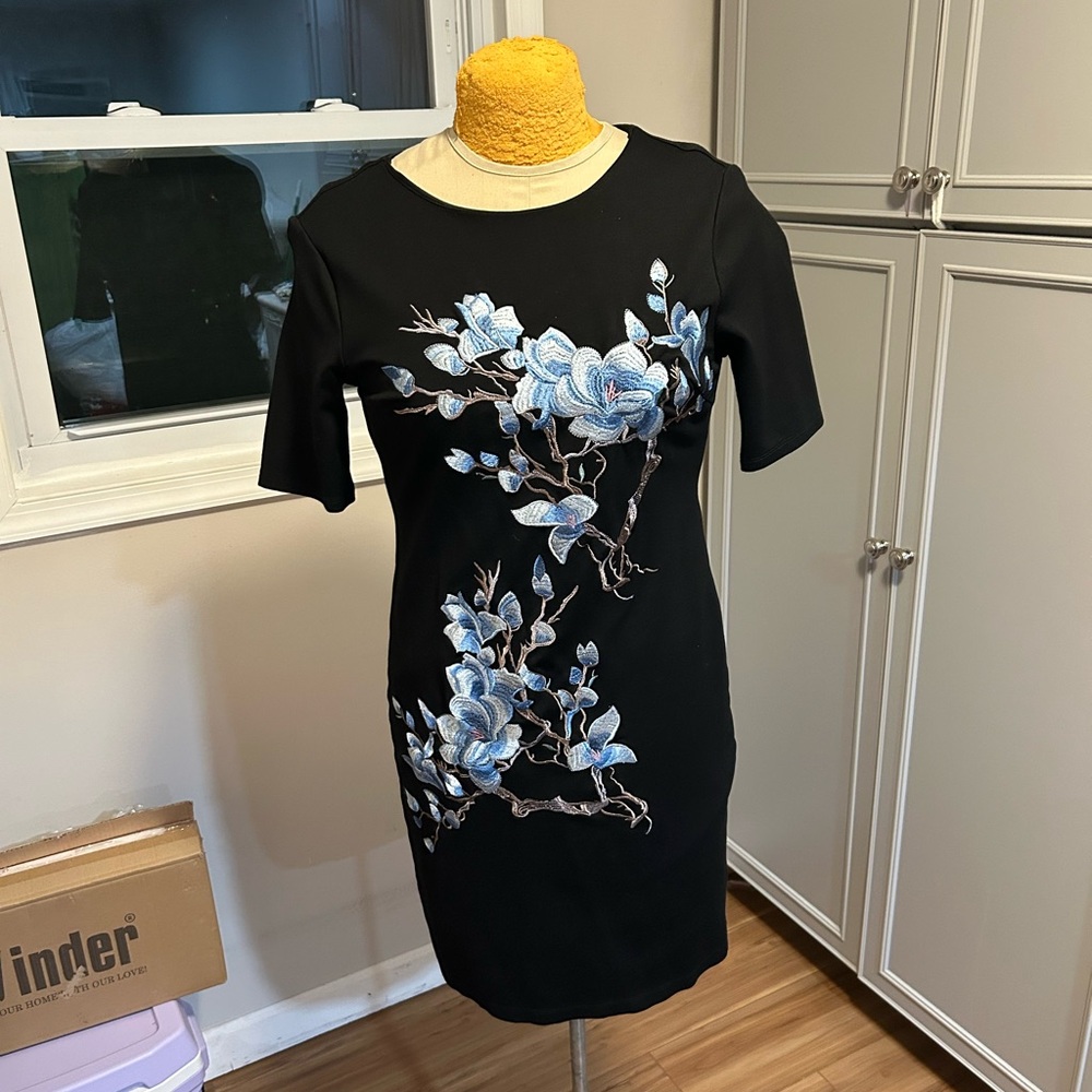 Context Chic Black Dress with Blue Floral Embroidery Cocktail Size Small